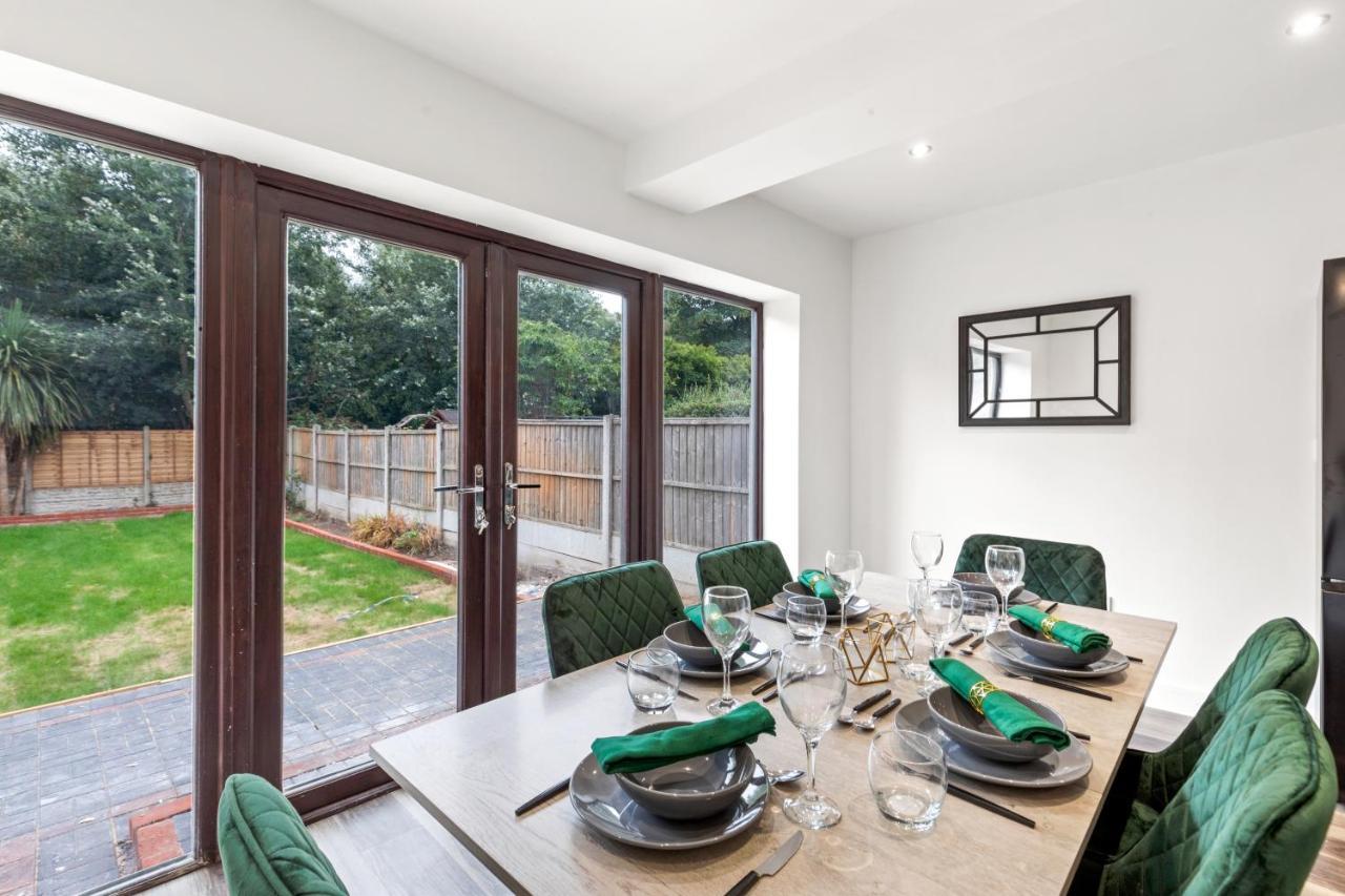 Walsall - 4 Bedroom House, Wi-Fi, Garden , Sleeps 8 - Jrr Stays Bescot Bagian luar foto