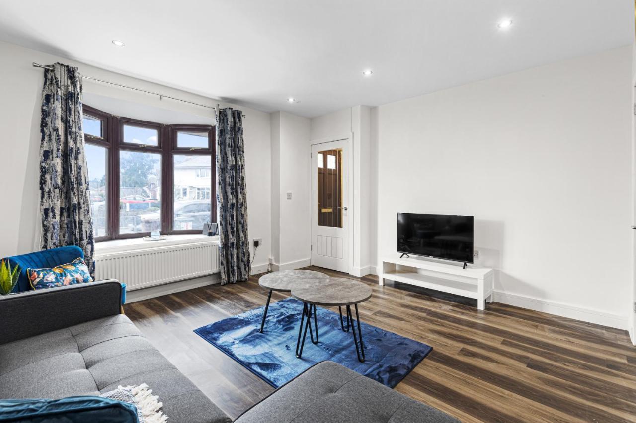 Walsall - 4 Bedroom House, Wi-Fi, Garden , Sleeps 8 - Jrr Stays Bescot Bagian luar foto