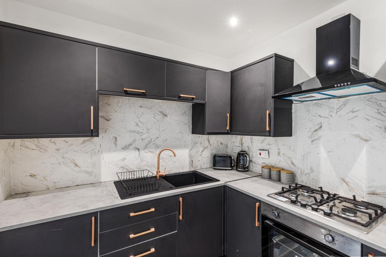 Walsall - 4 Bedroom House, Wi-Fi, Garden , Sleeps 8 - Jrr Stays Bescot Bagian luar foto