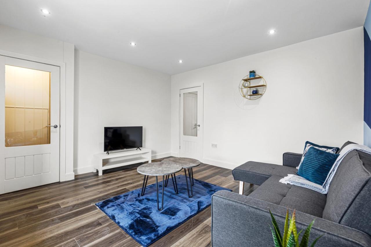 Walsall - 4 Bedroom House, Wi-Fi, Garden , Sleeps 8 - Jrr Stays Bescot Bagian luar foto