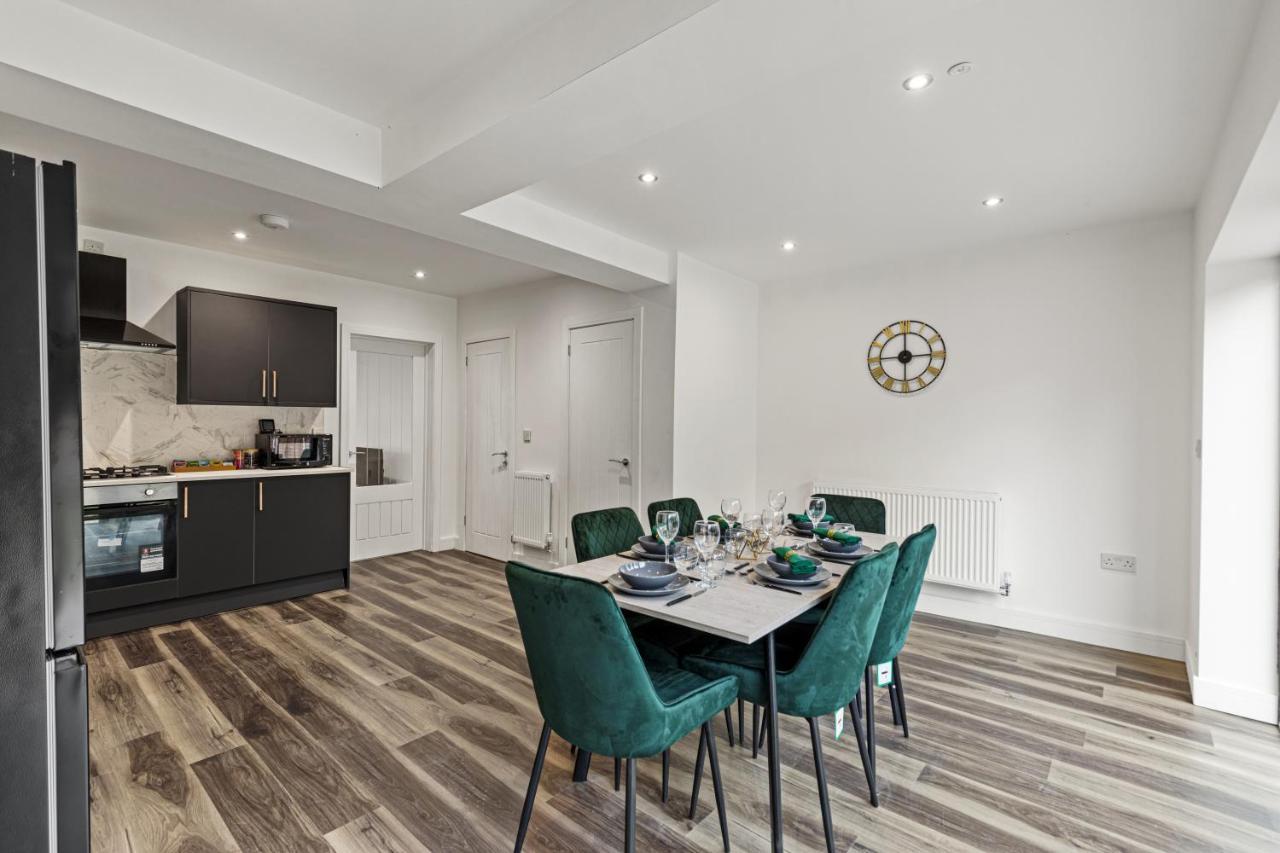 Walsall - 4 Bedroom House, Wi-Fi, Garden , Sleeps 8 - Jrr Stays Bescot Bagian luar foto