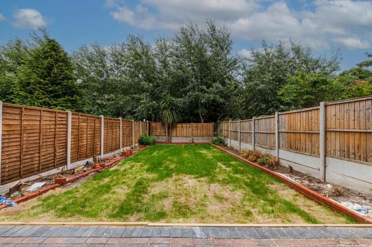 Walsall - 4 Bedroom House, Wi-Fi, Garden , Sleeps 8 - Jrr Stays Bescot Bagian luar foto