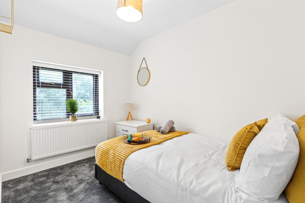 Walsall - 4 Bedroom House, Wi-Fi, Garden , Sleeps 8 - Jrr Stays Bescot Bagian luar foto