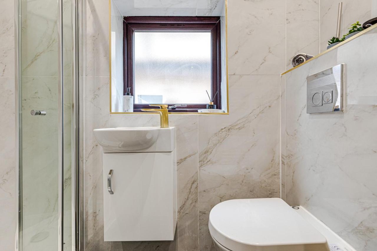 Walsall - 4 Bedroom House, Wi-Fi, Garden , Sleeps 8 - Jrr Stays Bescot Bagian luar foto