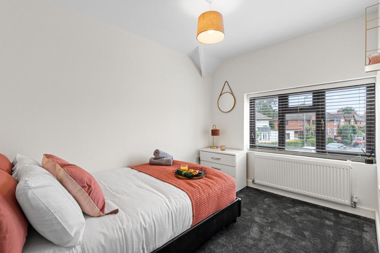Walsall - 4 Bedroom House, Wi-Fi, Garden , Sleeps 8 - Jrr Stays Bescot Bagian luar foto