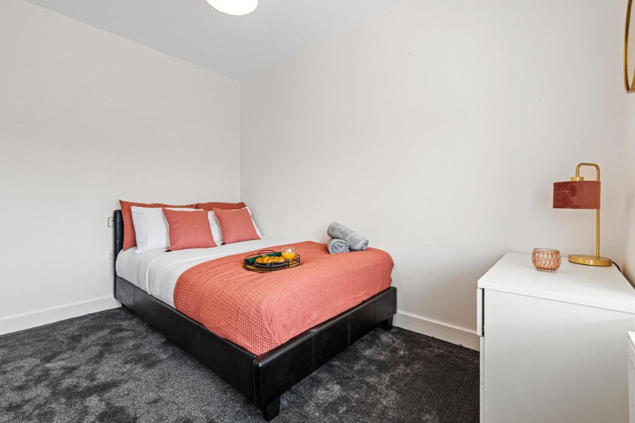Walsall - 4 Bedroom House, Wi-Fi, Garden , Sleeps 8 - Jrr Stays Bescot Bagian luar foto